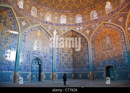 Femme visiteur au Masjid-i Cheikh Lotfallah Mosquée, Esfahan, Iran Banque D'Images