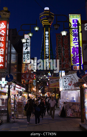 La tour Tsūtenkaku dans le district d'Osaka Shinsekai à la nuit. Banque D'Images
