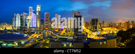 L'Asie du Sud Est, Singapour, augmentation de la vue sur le quartier des divertissements de Clarke Quay, la rivière Singapour et sur les toits de la ville Banque D'Images