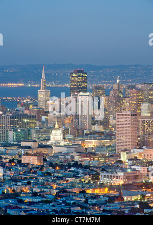 La tombée de la vue sur San Francisco depuis le sommet de Twin Peaks en Californie, USA. Banque D'Images