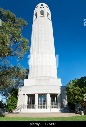 La Coit Tower (aka le Lillian Coit memorial tower) sur le sommet de Telegraph Hill à San Francisco, Californie, USA. Banque D'Images