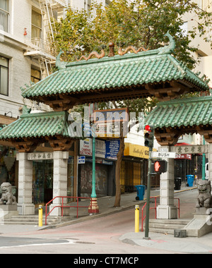 Gateway Arch (aka Dragon Gate), l'entrée de Chinatown à San Francisco, Californie, USA. Banque D'Images