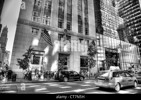 Boutique de bijoux Tiffany & Co à New York City Fifth Avenue entrée emplacement & Trump Tower à côté Banque D'Images