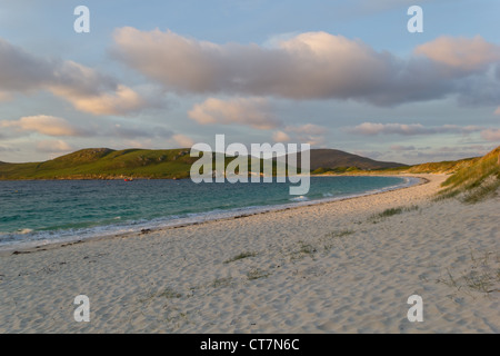 Lever de soleil à la plage de Vatersay (Hébrides extérieures en Écosse) Banque D'Images