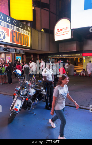 Agent de police NYPD à côté de sa moto Harley Davidson à Times Square, Manhattan, New York City Banque D'Images