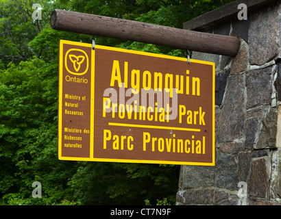 Panneau d'entrée à l'Algonquin Provincial Park, Ontario, Canada Banque D'Images