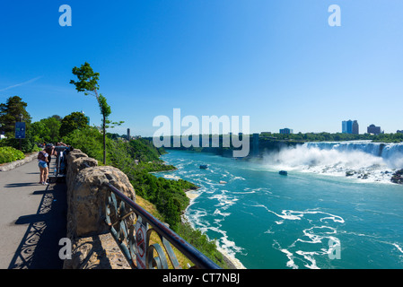 Affichage des touristes les chutes américaines du côté canadien, Niagara Falls (Ontario), Canada Banque D'Images