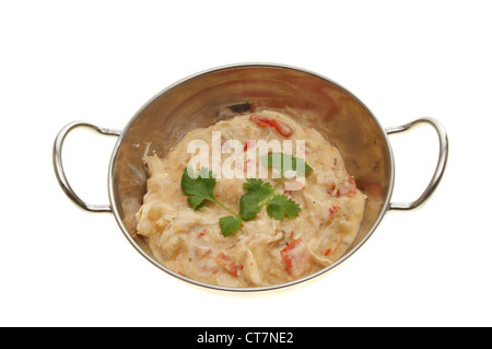 Garnir de coriandre curry de poulet dans un plat de Balti isolés contre white Banque D'Images