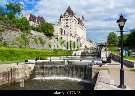Vol d'écluses du canal Rideau à la recherche vers l'Hôtel Fairmont Château Laurier, Ottawa, Ontario, Canada Banque D'Images