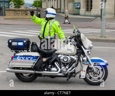 Policier avec moto Harley Davidson vélo dans le centre-ville, Ottawa, Ontario, Canada Banque D'Images