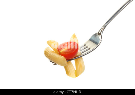 Pâtes penne aux tomates et recouvert d'huile d'olive à l'aide d'une fourchette isolés contre white Banque D'Images