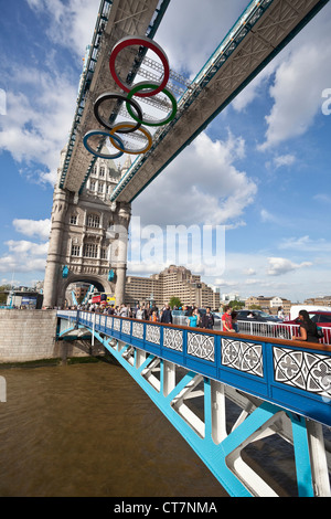 Anneaux olympiques sur Tower Bridge, London, England, UK Banque D'Images