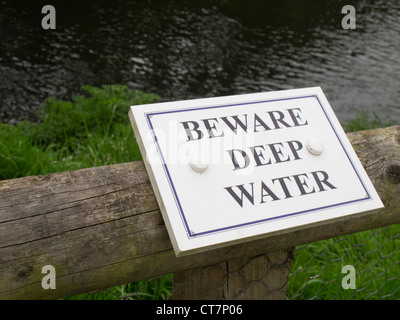 Avertissement signe d'eau profonde à côté de la rivière Exe dans le Devon. Banque D'Images