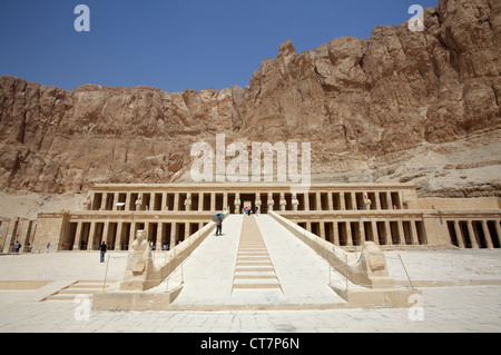 Le Temple d'Hatshepsout à Deir el-Bahari, sur la rive ouest de Louxor, Egypte Banque D'Images