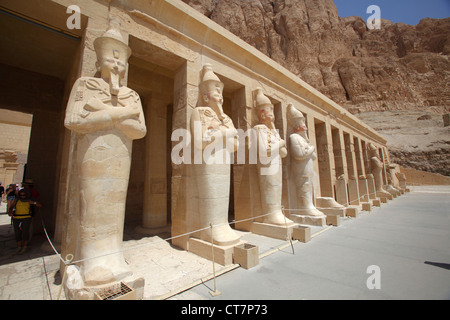 Statues osirienne à Hatshepsout's Temple à Deir el-Bahari, sur la rive ouest de Louxor, Egypte Banque D'Images