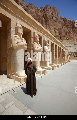 Statues osirienne à Hatshepsout's Temple à Deir el-Bahari, sur la rive ouest de Louxor, Egypte Banque D'Images