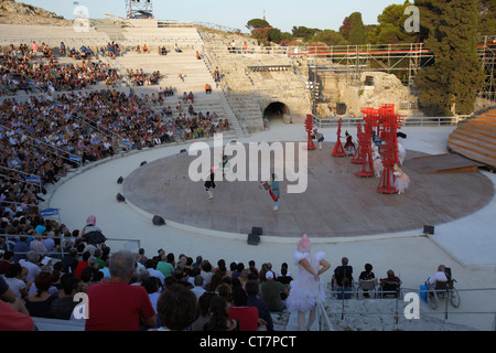 "Oiseaux" de la performance d'Aristophane au Théâtre Grec de Syracuse, Sicile, Italie Banque D'Images