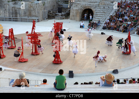 "Oiseaux" de la performance d'Aristophane au Théâtre Grec de Syracuse, Sicile, Italie Banque D'Images