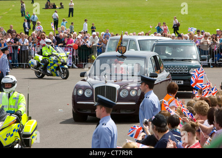 Sa Majesté la Reine Elizabeth II et le duc d'Édimbourg, dans la voiture royale à Cosford RAF Shropshire, le 12 juillet 2012 (Fête du jubilé de diamant). Banque D'Images