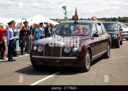 Sa Majesté la Reine Elizabeth II et le duc d'Édimbourg, dans la voiture royale à Cosford RAF Shropshire, le 12 juillet 2012 (Fête du jubilé de diamant). Banque D'Images