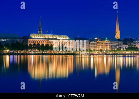 Toits de Hambourg prises juste après le coucher du soleil à l'heure bleue sur la binnenalster. Banque D'Images