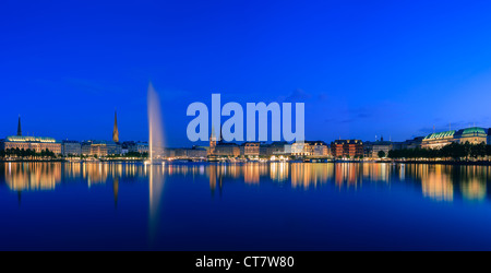 Toits de Hambourg prises juste après le coucher du soleil à l'heure bleue sur la binnenalster. Banque D'Images