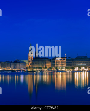 Toits de Hambourg prises juste après le coucher du soleil à l'heure bleue sur la binnen de l'Alster. Banque D'Images