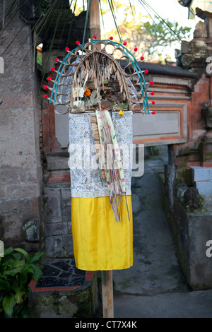 Petit sanctuaire sur une rue. Bali, Indonésie Banque D'Images