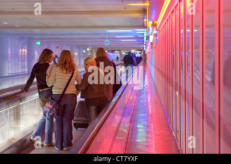 Munich, les voyageurs dans un corridor de Muenchen airport Banque D'Images