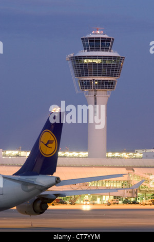 Muenchen, piste avec la tour de contrôle de l'aéroport Banque D'Images