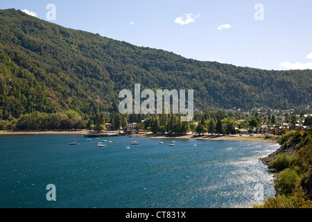 La ville sur la rive est du lac Lacar Banque D'Images