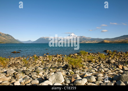 Lago Huechulafquen avec Volcan Lanin en arrière-plan Banque D'Images