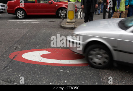 Londres - signe pour le péage urbain sur la route Banque D'Images