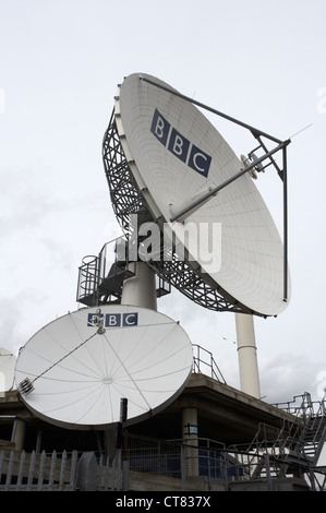 Londres - les antennes paraboliques de la BBC avec le logo de l'entreprise Banque D'Images