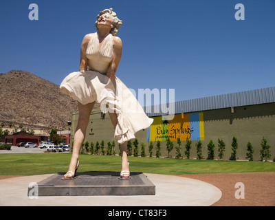 Une statue de 26 pieds de Marilyn Munro à Palm Springs, en Californie.Il montre Monroe essaie de pousser vers le bas ses jupes dans sept ans démangent Banque D'Images