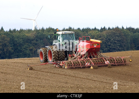 Le Mecklembourg, un tracteur travaillant dans le domaine Banque D'Images