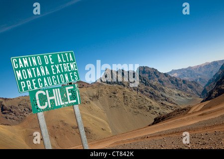 L'ancienne frontière traversée du Chili et l'Argentine à 4000 mètres Banque D'Images