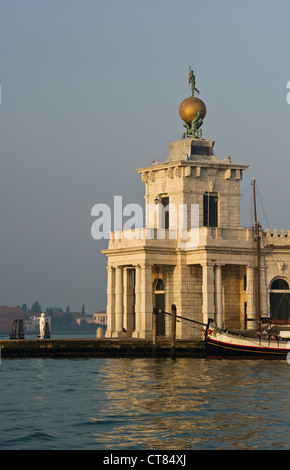 La Punta della Dogana à l'embouchure du Grand Canal à Venise, en Italie, aujourd'hui une galerie d'art contemporain restaurée par l'architecte Tadao Ando en 2009 Banque D'Images