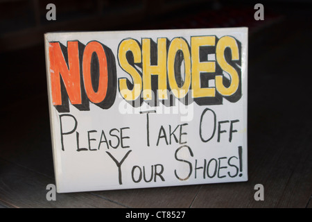 Un signe rappelant aux touristes occidentaux l'étiquette correcte lors de l'entrée d'un temple japonais. Banque D'Images