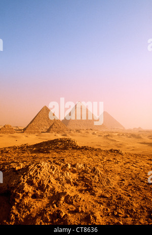 Giza, Egypte ; les pyramides. Banque D'Images