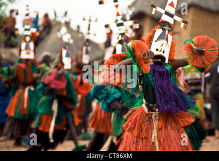 Djiguibombo, Mali ; danseurs masqués dans la Dama rituel des funérailles Banque D'Images