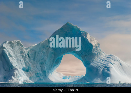 Arche naturelle taillée dans un iceberg, le son de l'Antarctique, Péninsule Antarctique Banque D'Images