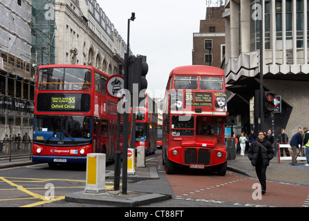 Londres - rouge double-decker bus dans la ville Banque D'Images