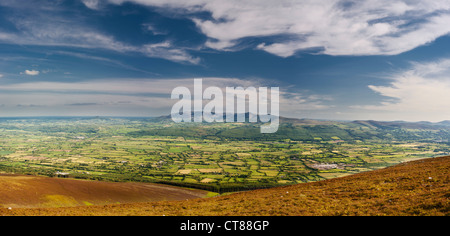 Vue vers le sud au cours de la Golden Vale de Tipperary vers les montagnes Comeragh, de Slievenamon Banque D'Images