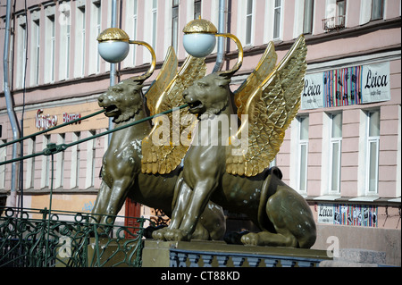 Griffon ailé d'or sur le pont suspendu au-dessus de la Banque le Canal Griboïedov. Banque D'Images