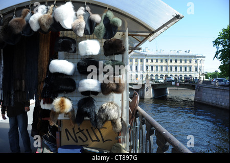 Variété de chapeaux traditionnels russes à vendre à Saint-Pétersbourg et artisans marché de souvenirs. Banque D'Images