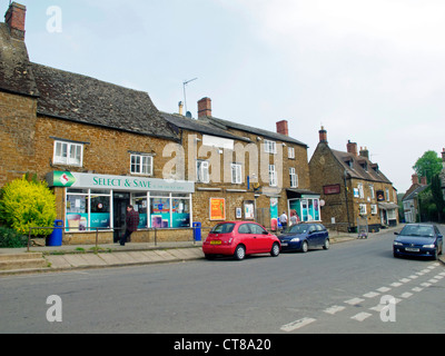 Hook Norton village shops, l'Oxfordshire. Avril 2011. Banque D'Images