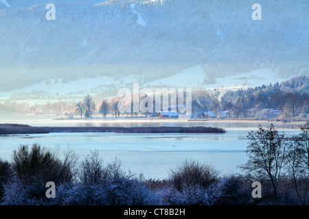 Tôt le matin, vue sur le lac de Chiem au Prienavera Chiemgau Haute-bavière, Allemagne Banque D'Images