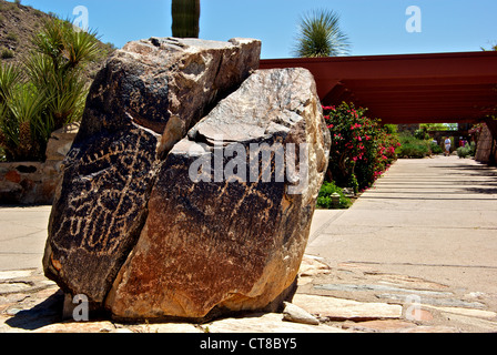 Les premières nations de l'Arizona pétroglyphes sur big boulder utilisées comme décorations artistiques grand entrée Frank Lloyd Wright Taliesin West Banque D'Images