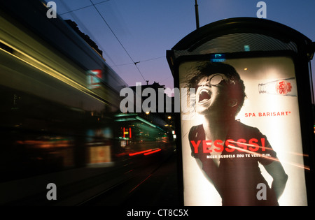 L'enseigne au néon à l'arrêt de tram Banque D'Images